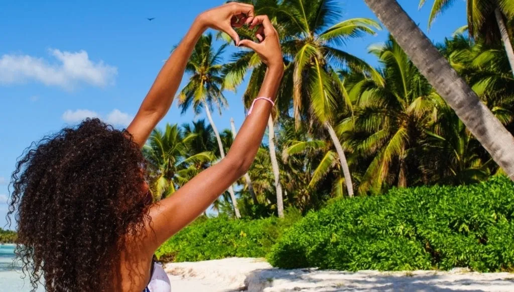 Visitante y palmeras en una playa de Isla Saona