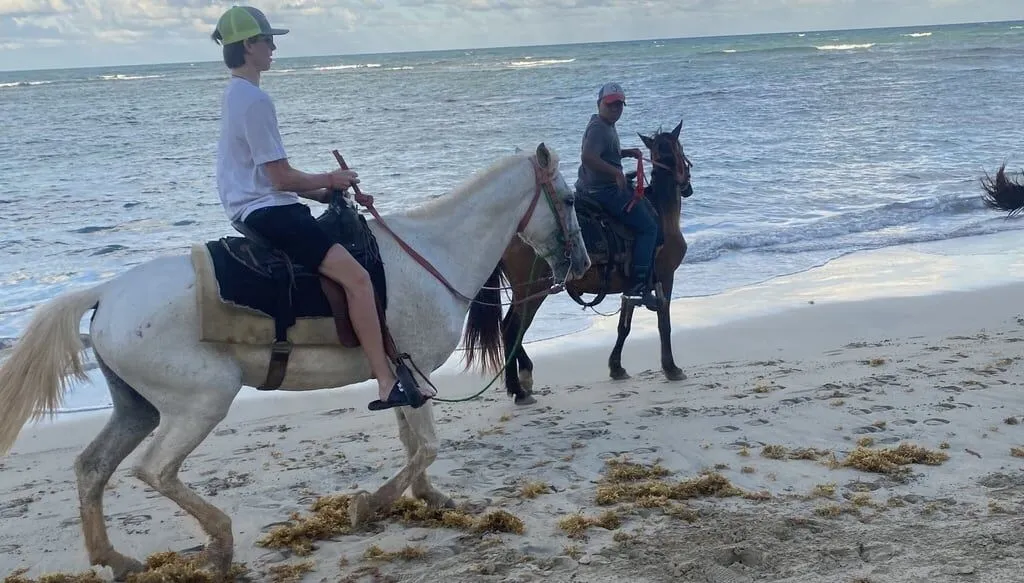 Cabalgata en el entorno costero