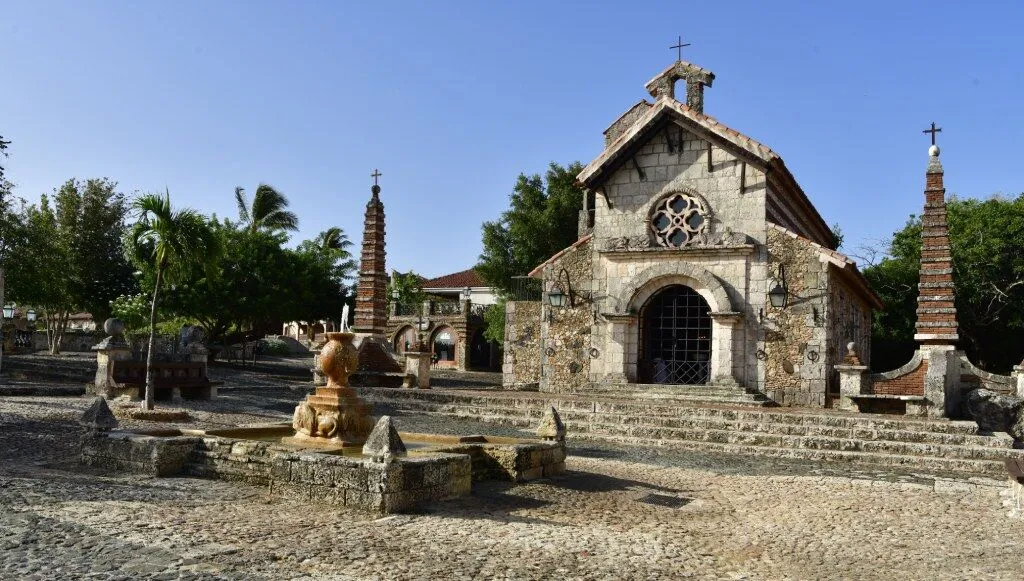 Catalina con Altos de Chavón