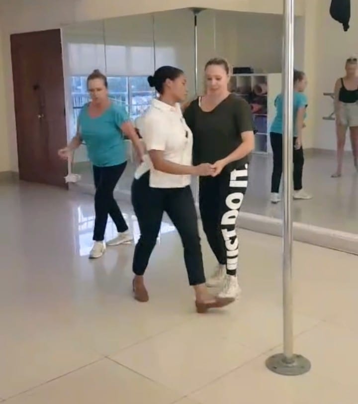 Práctica de pasos de baile en pareja