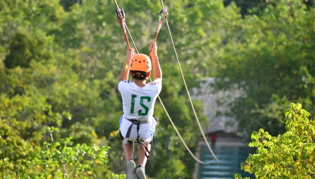 Tirolina entre la vegetación de Bávaro Adventure Park