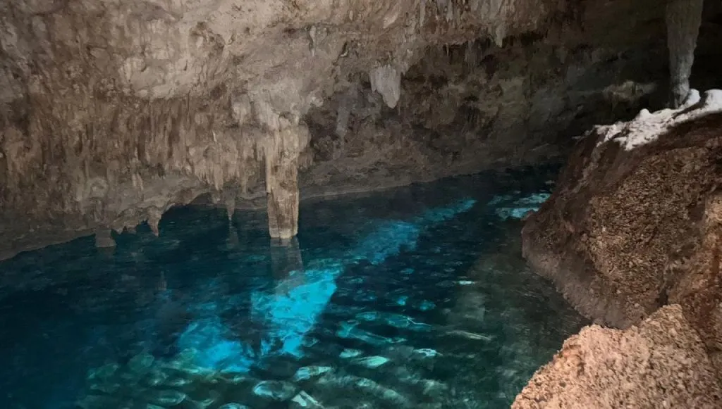 Agua cristalina y formaciones rocosas en la Cueva del Chicho