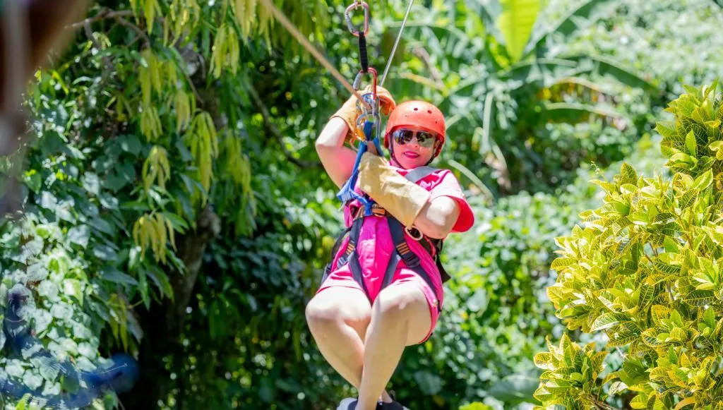 Participante en la tirolina de Samaná