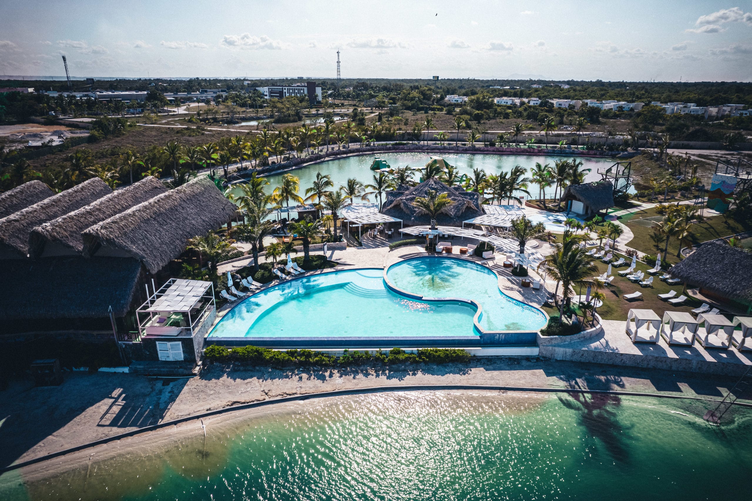 Vista del lago y las instalaciones de Caribbean Lake Park