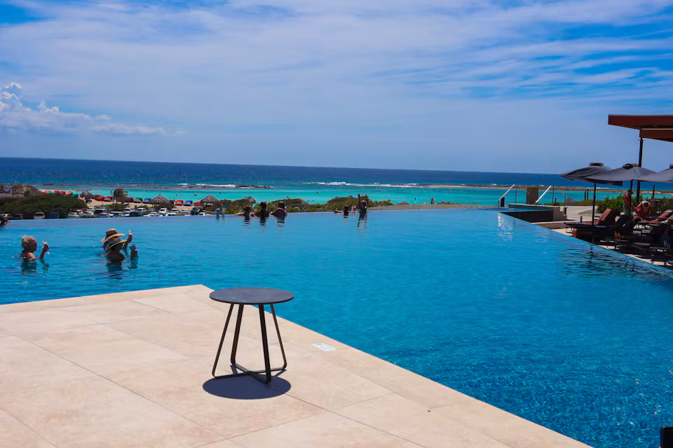 Piscina de resort frente al mar; fotografía ilustrativa de hoteles