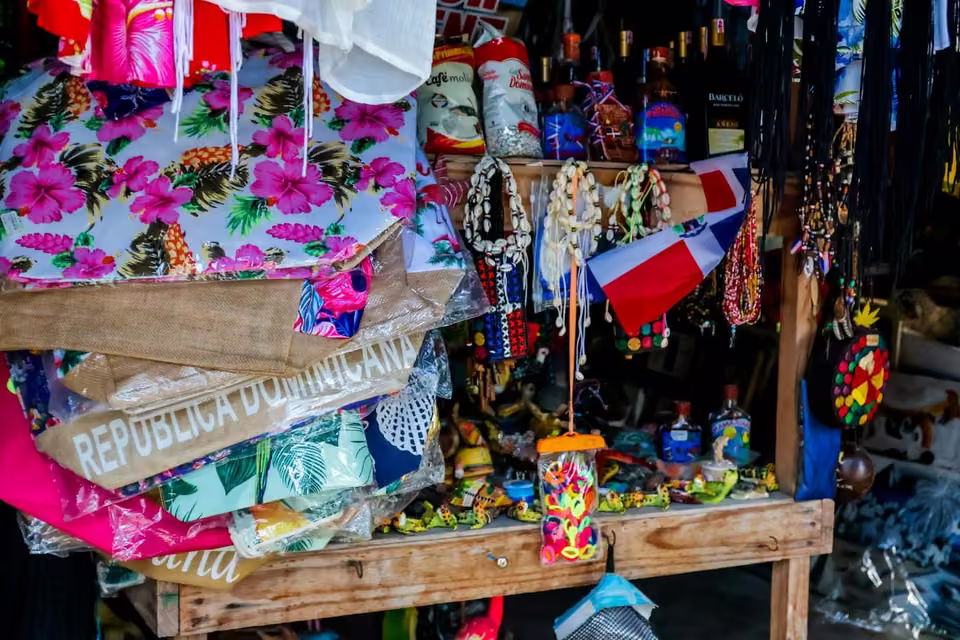Artesanía y recuerdos dominicanos en Bayahibe