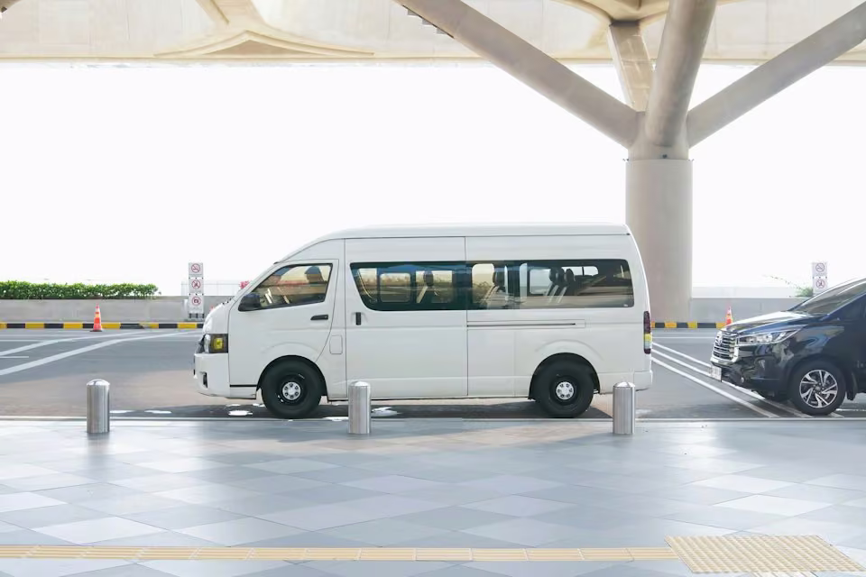 Van de pasajeros en una terminal de aeropuerto; imagen ilustrativa