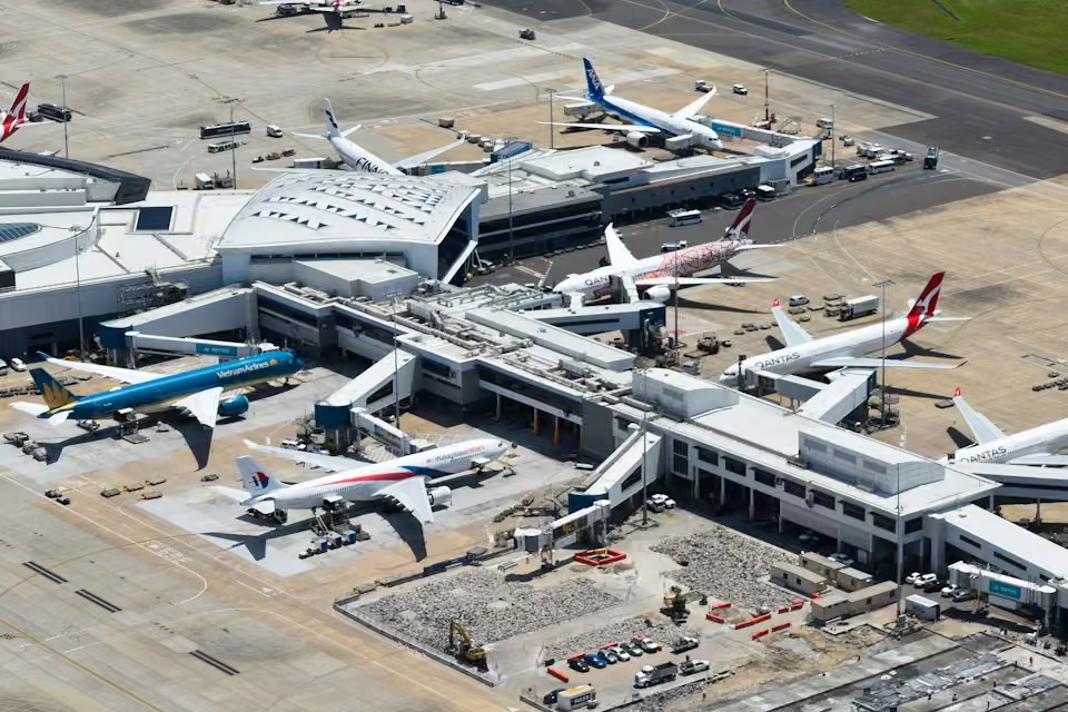 Aviones junto a una terminal de aeropuerto; imagen ilustrativa